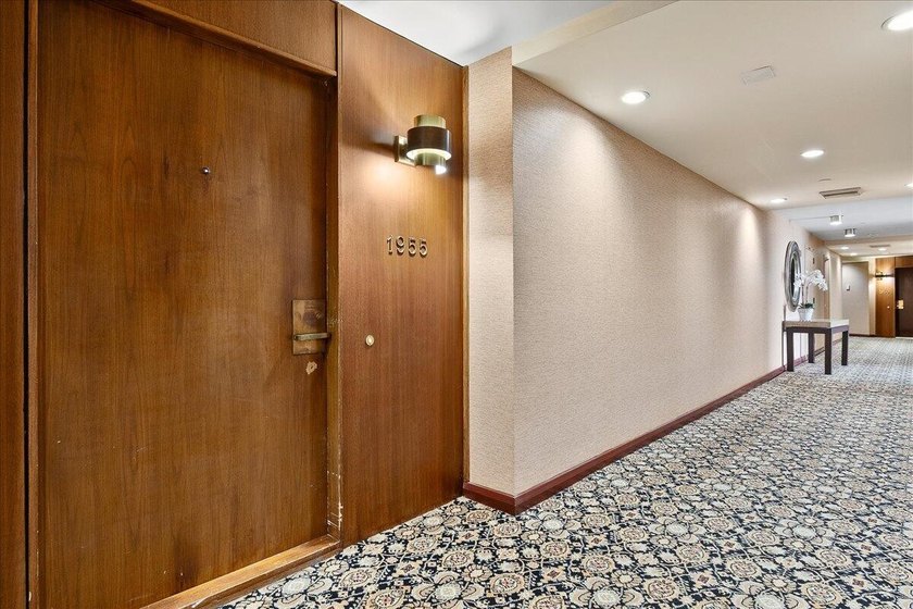 INTRODUCING 1955 - LAKE POINT TOWER.... RARELY OFFERED 55 STACK - photo 4