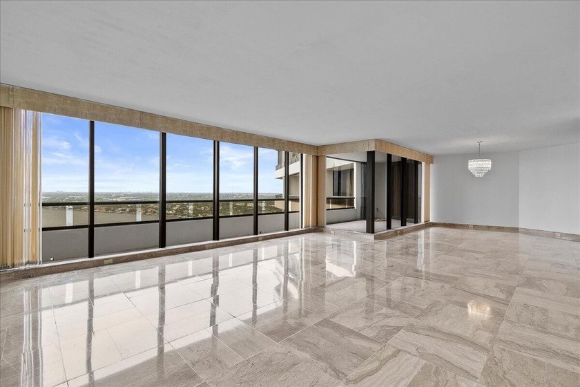 INTRODUCING 1955 - LAKE POINT TOWER.... RARELY OFFERED 55 STACK - photo 5
