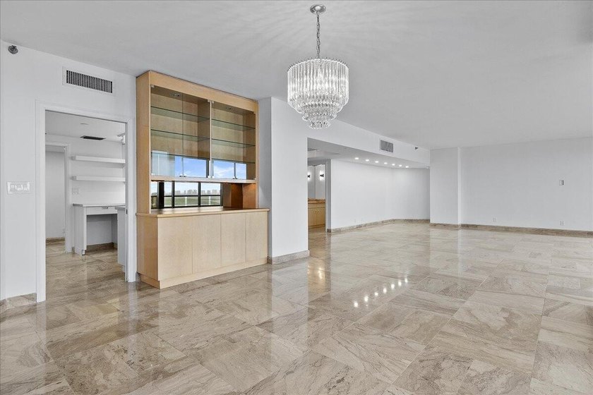 INTRODUCING 1955 - LAKE POINT TOWER.... RARELY OFFERED 55 STACK - photo 8