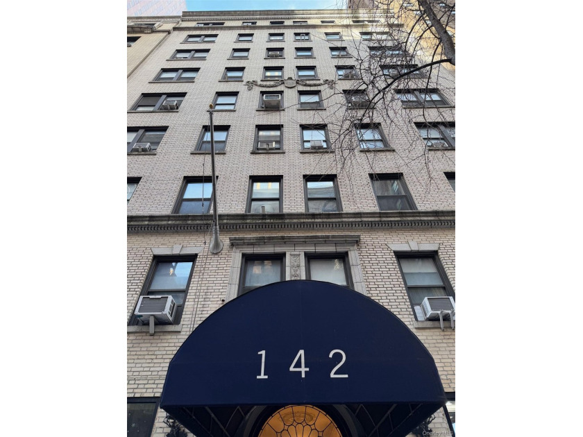 Welcome to this charming prewar 1-bedroom, 1-bathroom co-op - photo 3