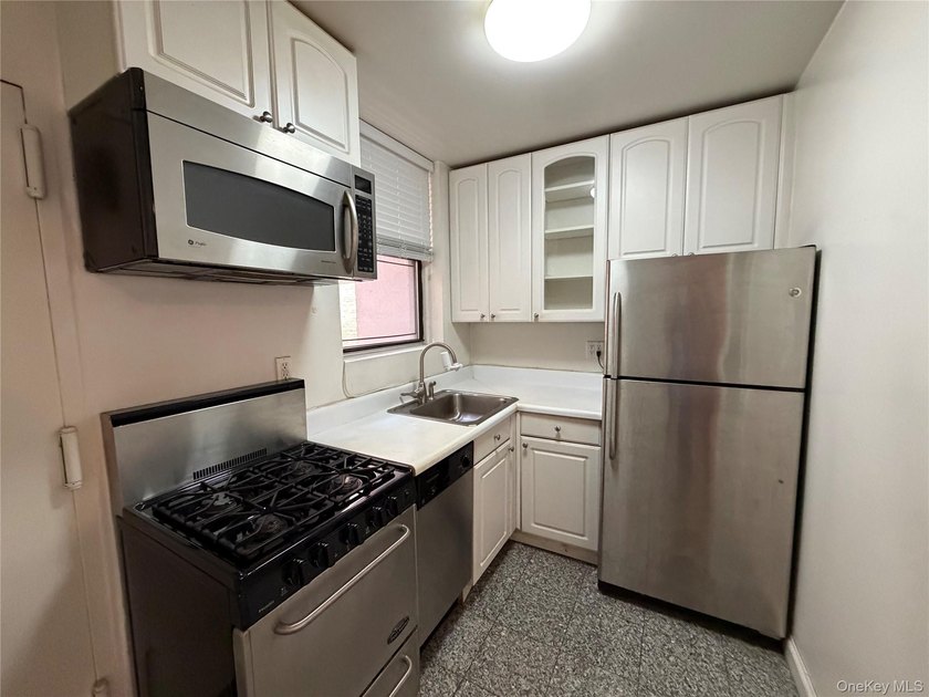 Welcome to this charming prewar 1-bedroom, 1-bathroom co-op - photo 4