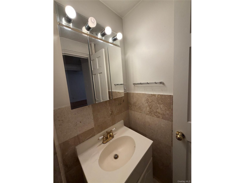 Welcome to this charming prewar 1-bedroom, 1-bathroom co-op - photo 6