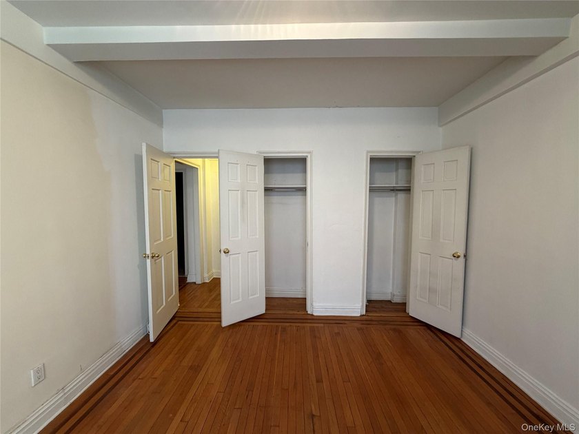 Welcome to this charming prewar 1-bedroom, 1-bathroom co-op - photo 7