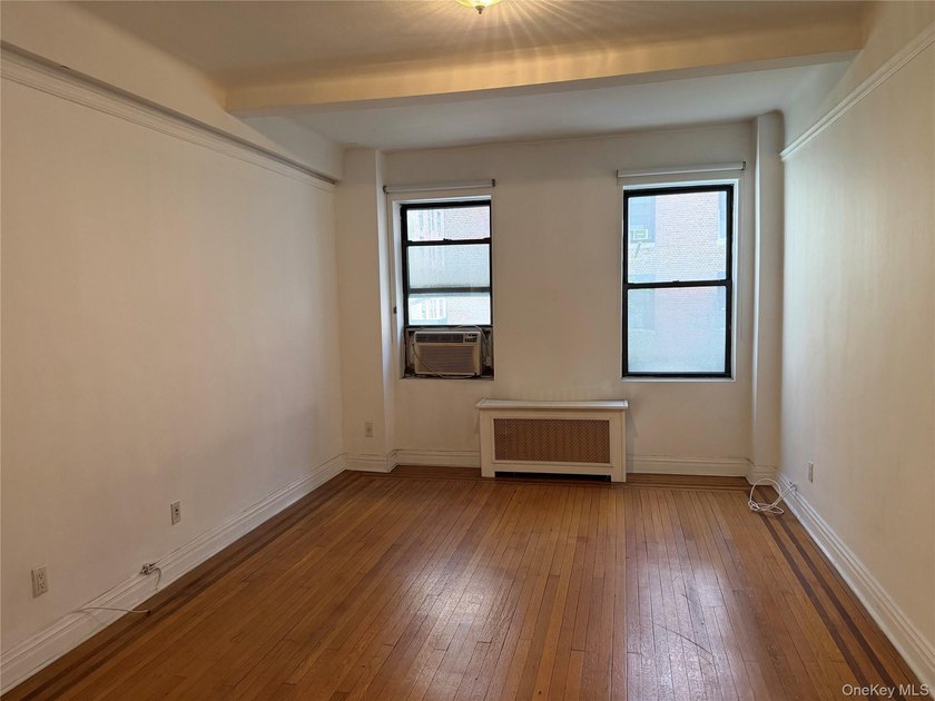 Welcome to this charming prewar 1-bedroom, 1-bathroom co-op - photo 9