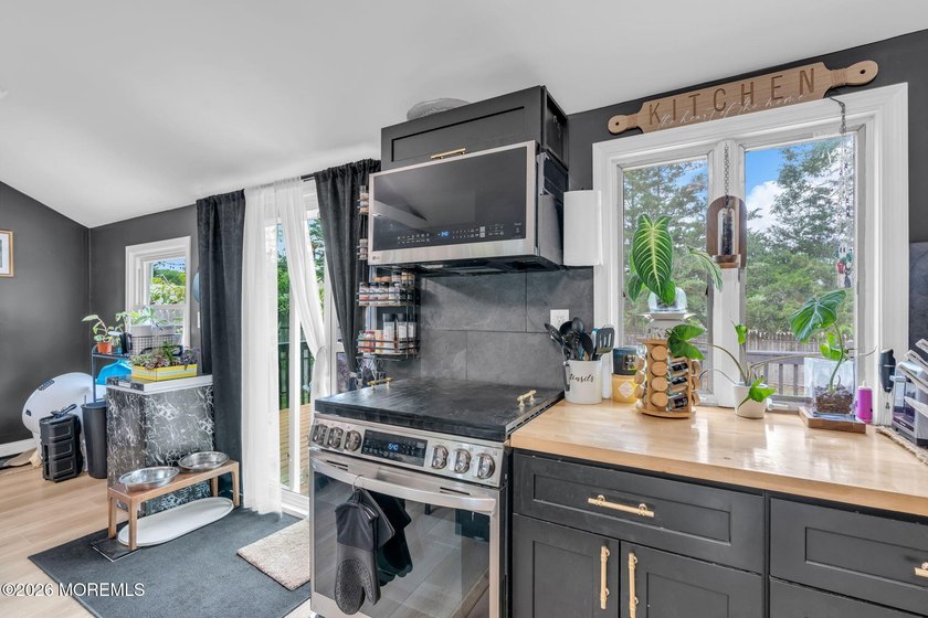 Welcome home to this charming 2-bedroom, 1-bath ranch in the - photo 17