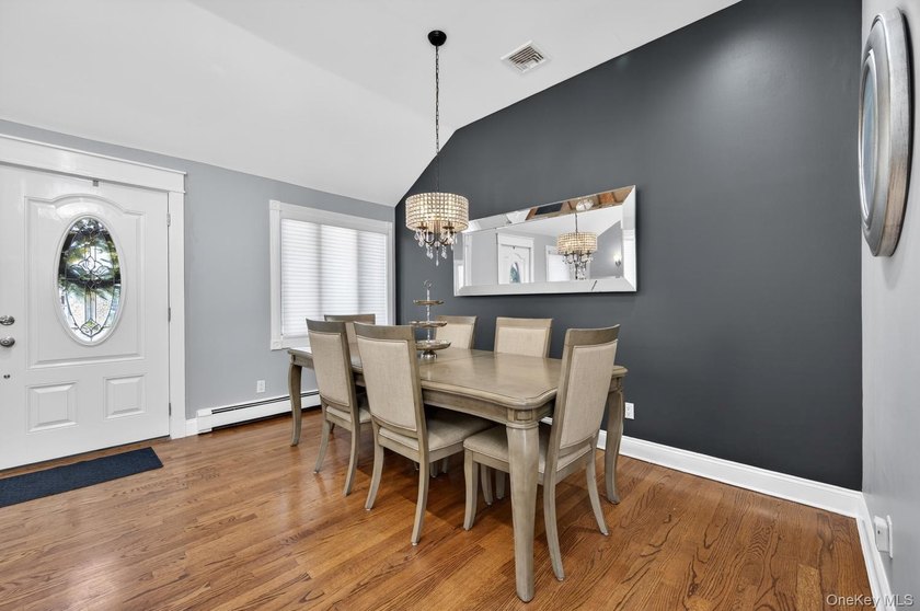 Beautifully renovated inside and out!! Welcome to 105 N Hamilton - photo 7