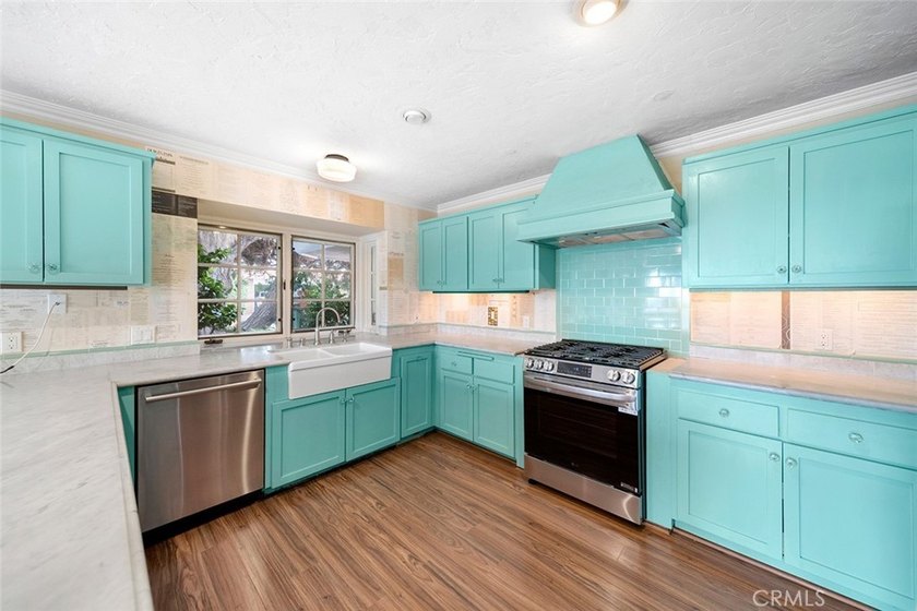 905 Emerald Bay is a light-filled corner lot bungalow offering 2 - photo 7