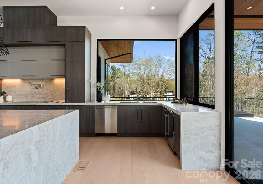 Exquisite Waterfront Masterpiece on Lake Wylie - Discover an - photo 19