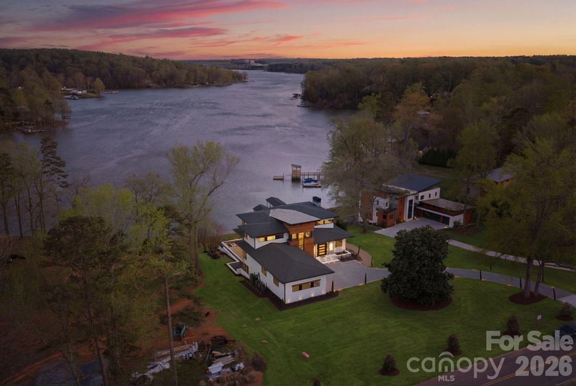 Exquisite Waterfront Masterpiece on Lake Wylie - Discover an - photo 47