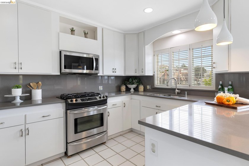 Welcome to this charming Crocker Traditional with character and - photo 20