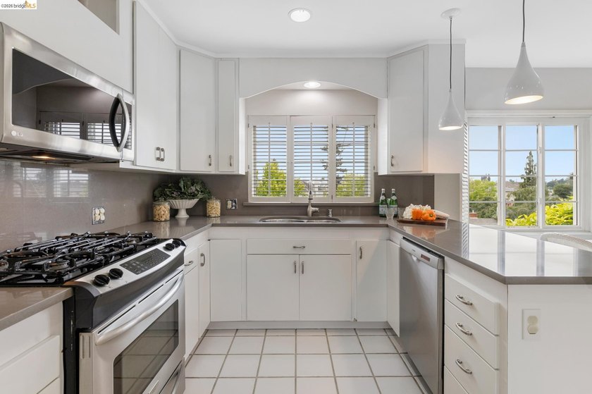 Welcome to this charming Crocker Traditional with character and - photo 21