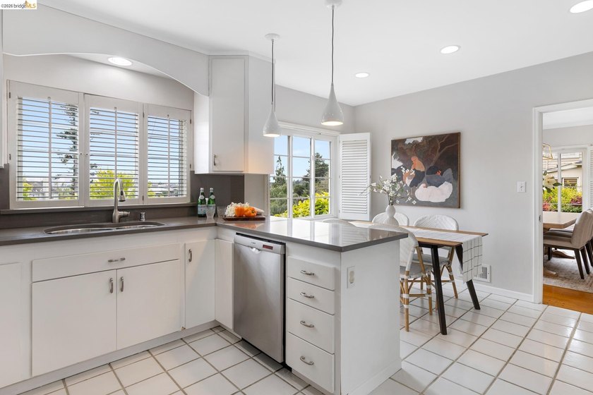 Welcome to this charming Crocker Traditional with character and - photo 22