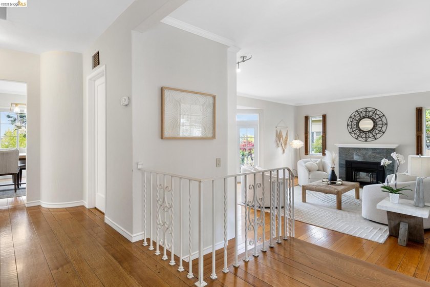 Welcome to this charming Crocker Traditional with character and - photo 27