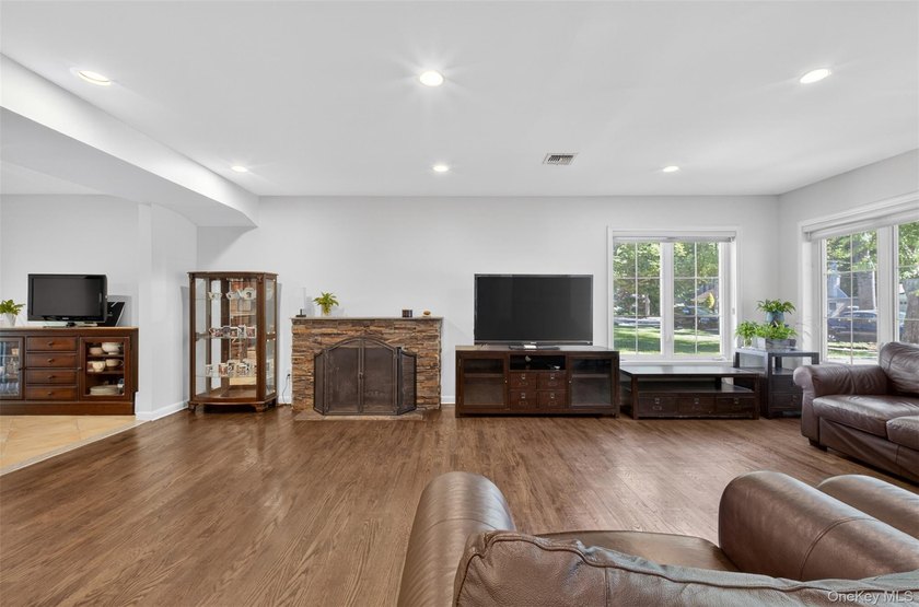 Amazing opportunity in the highly desirable Allenwood section of - photo 4