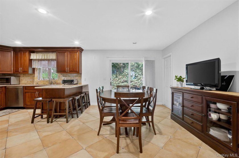 Amazing opportunity in the highly desirable Allenwood section of - photo 7
