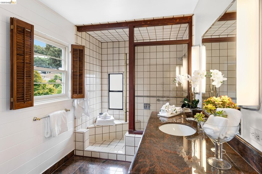 Welcome to this charming Crocker Traditional with character and - photo 40