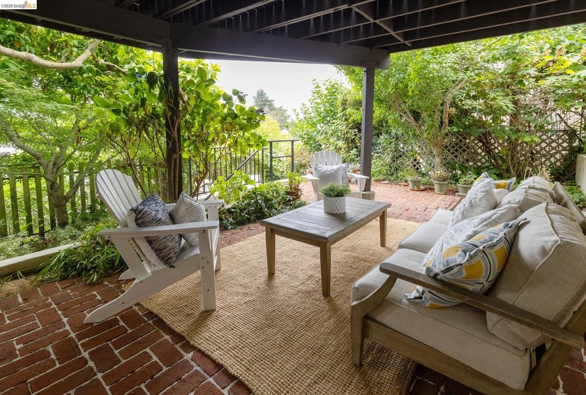 Welcome to this charming Crocker Traditional with character and - photo 47
