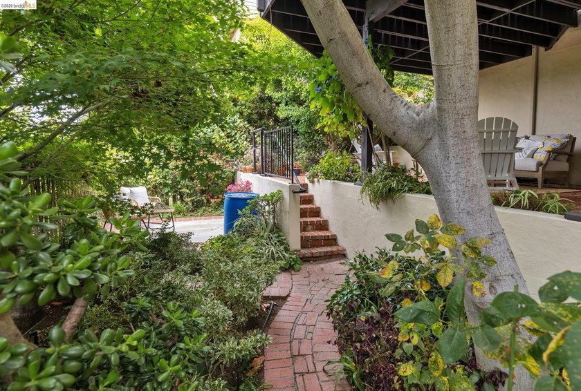 Welcome to this charming Crocker Traditional with character and - photo 49
