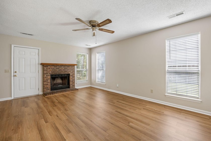 MOTIVATED SELLER!! REFRESHED LISTING! NEW UPGRADES INCLUDING NEW - photo 4