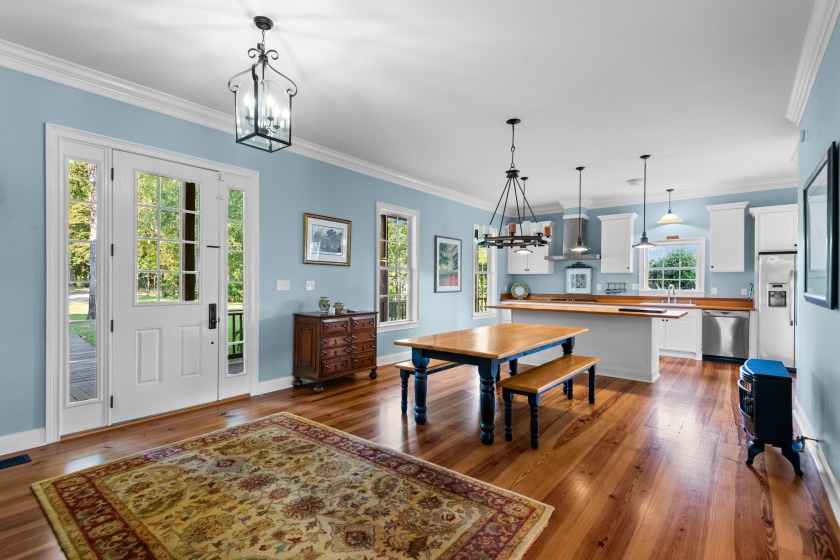 Traditional Southern Style Lake Home - photo 3