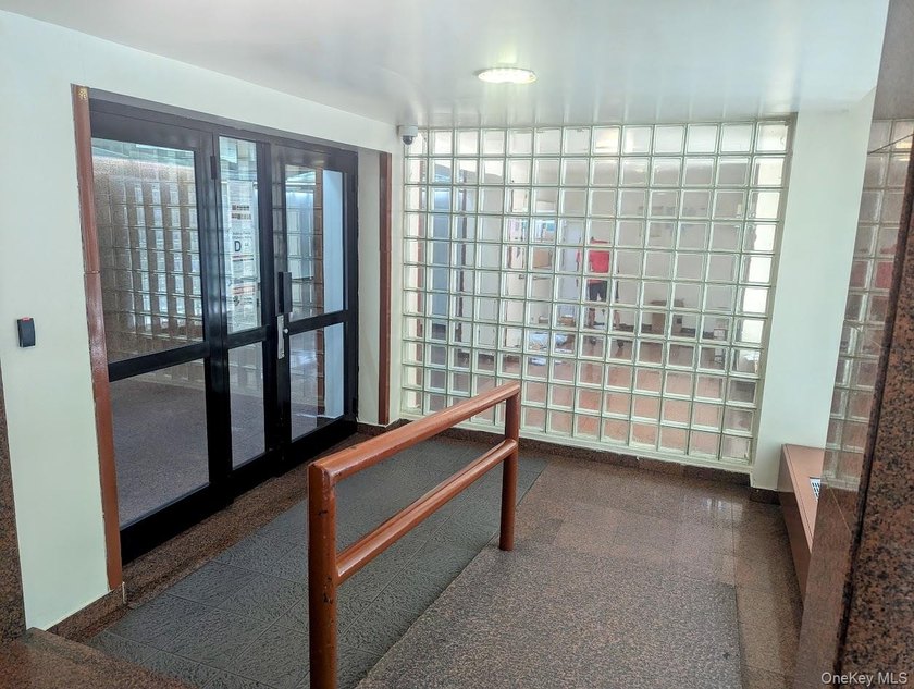 Spacious, bright, and well-maintained L-shaped studio with ample - photo 3