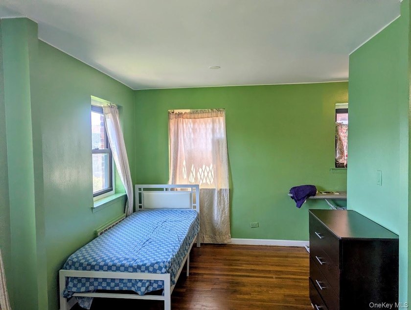 Spacious, bright, and well-maintained L-shaped studio with ample - photo 7