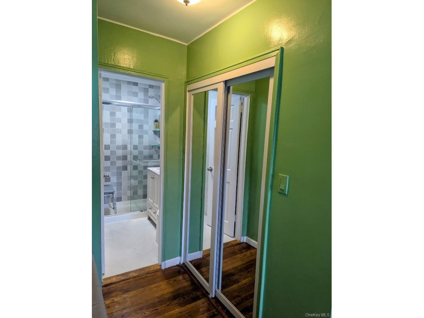 Spacious, bright, and well-maintained L-shaped studio with ample - photo 9