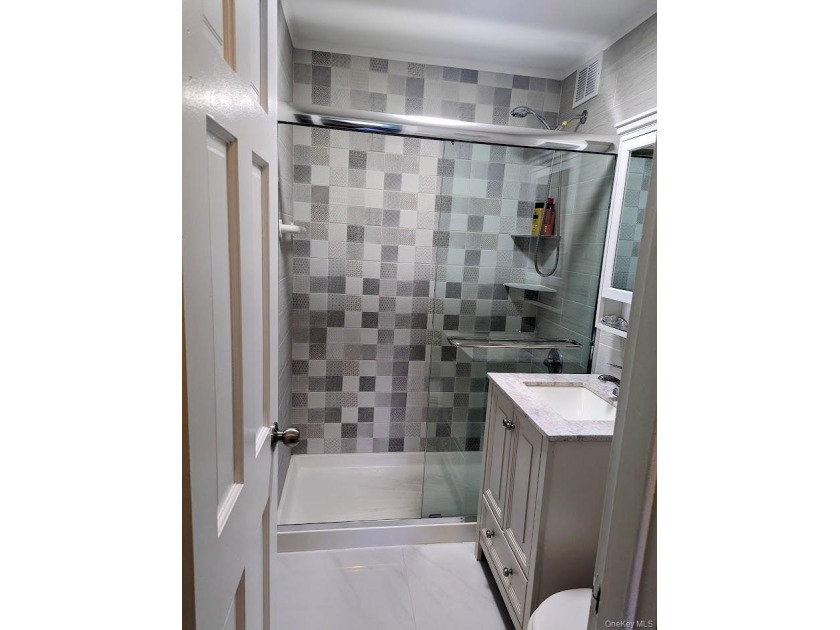Spacious, bright, and well-maintained L-shaped studio with ample - photo 10