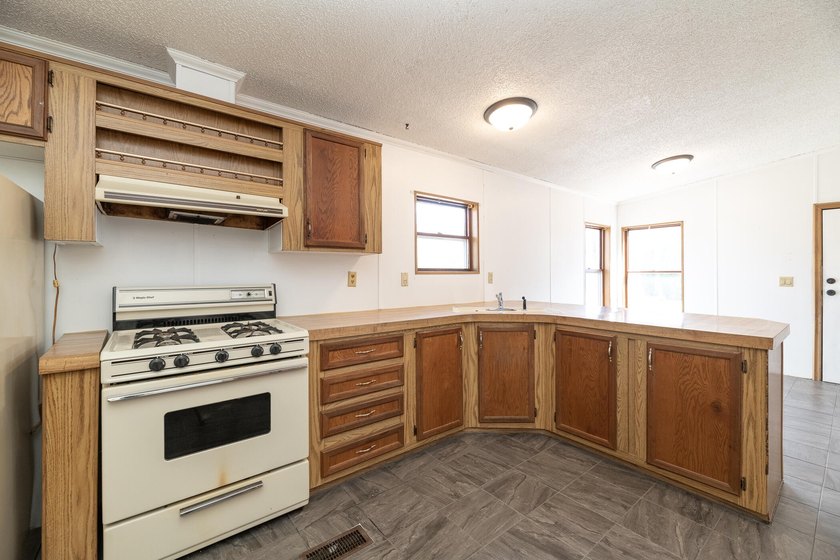 Welcome to this 3 bedroom, 2 bathroom home offering spacious - photo 2