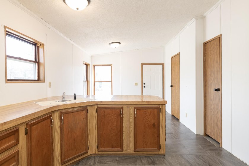 Welcome to this 3 bedroom, 2 bathroom home offering spacious - photo 3
