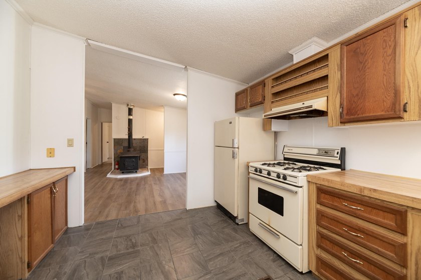 Welcome to this 3 bedroom, 2 bathroom home offering spacious - photo 4