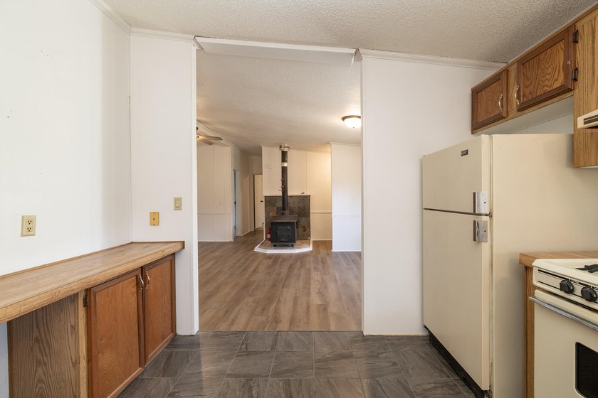 Welcome to this 3 bedroom, 2 bathroom home offering spacious - photo 6