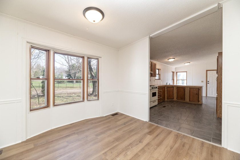 Welcome to this 3 bedroom, 2 bathroom home offering spacious - photo 9