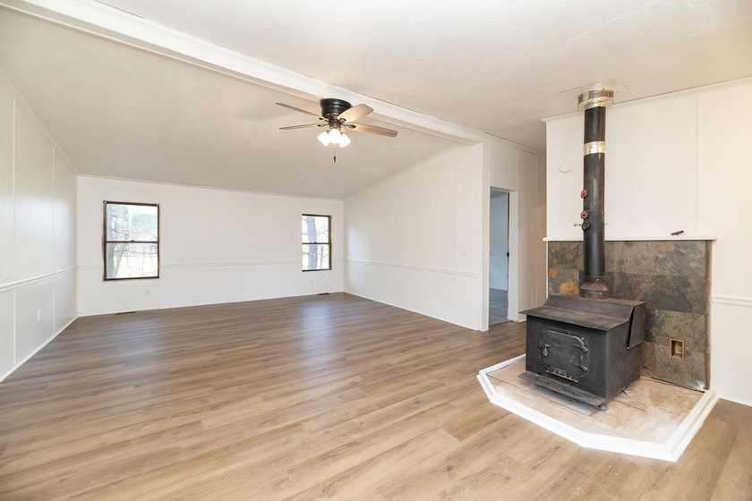Welcome to this 3 bedroom, 2 bathroom home offering spacious - photo 10