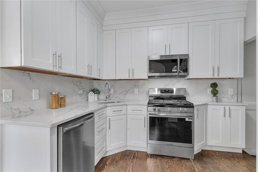 Stunning newly renovated home located in the heart of Newport - photo 2
