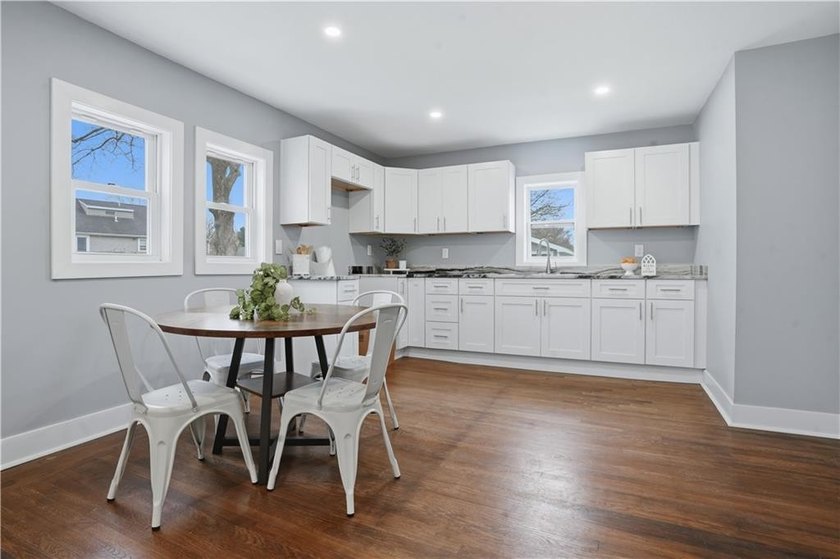 Stunning fully remodeled 2-family home in Middletown, offering - photo 3