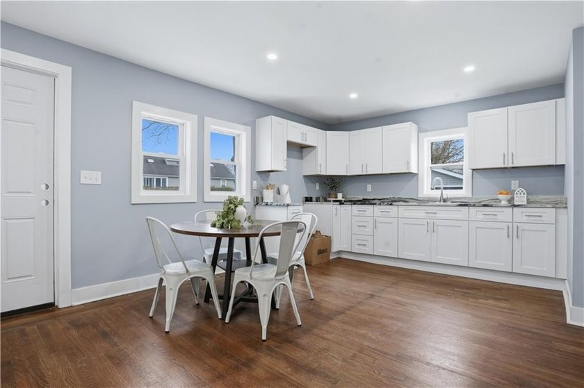 Stunning fully remodeled 2-family home in Middletown, offering - photo 5