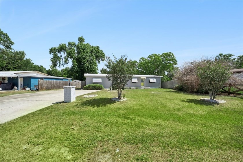 Beautifully maintained manufactured home featuring a spacious - photo 3