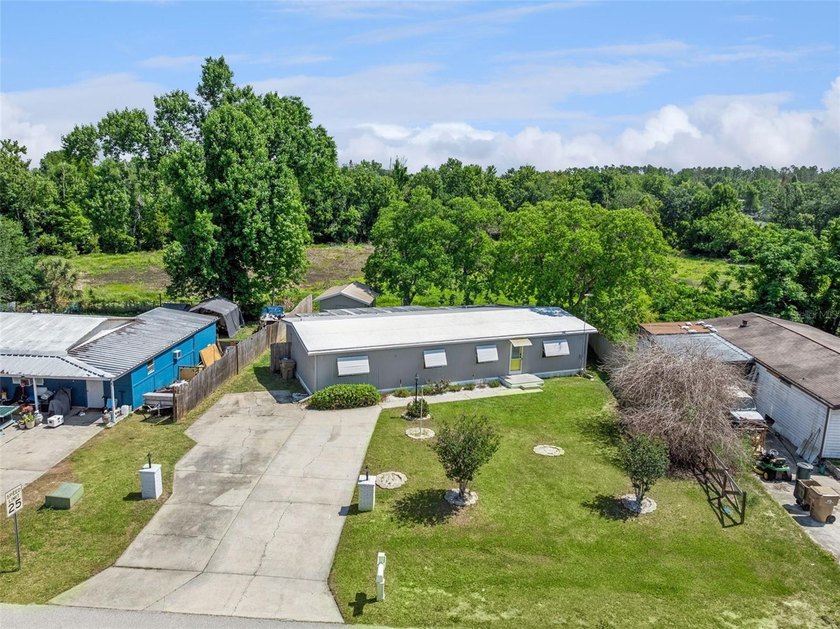 Beautifully maintained manufactured home featuring a spacious - photo 4