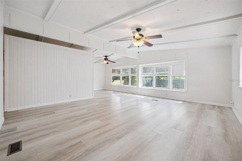 Beautifully maintained manufactured home featuring a spacious - photo 5