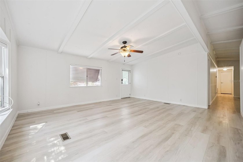 Beautifully maintained manufactured home featuring a spacious - photo 7