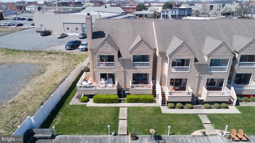 Nestled in the waterfront town of Cambridge, this townhouse - photo 6