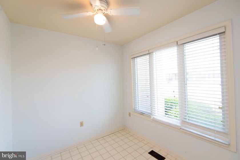 Nestled in the waterfront town of Cambridge, this townhouse - photo 8