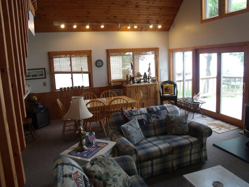 Experience the pinnacle of lakefront living with this stunning 3 - photo 18