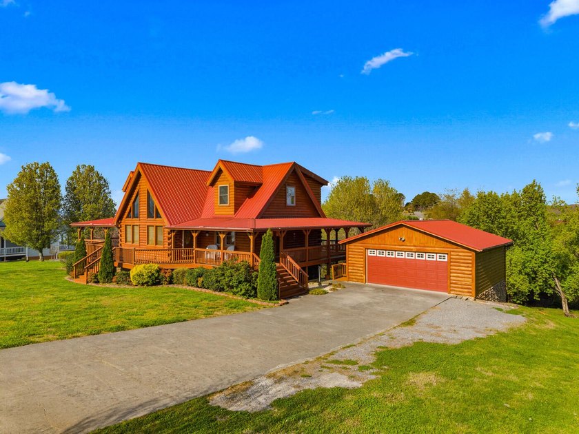 ** FRESHLY PAINTED EXTERIOR** Welcome to 811 Pinnacle Dr - a - photo 2