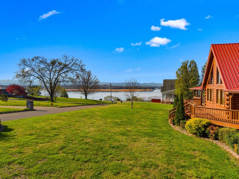 ** FRESHLY PAINTED EXTERIOR** Welcome to 811 Pinnacle Dr - a - photo 5
