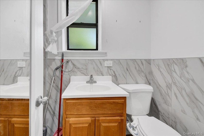 Well-maintained Bronx home offering spacious living, generous - photo 2