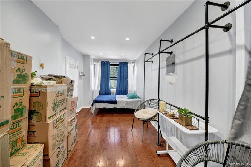 Well-maintained Bronx home offering spacious living, generous - photo 4