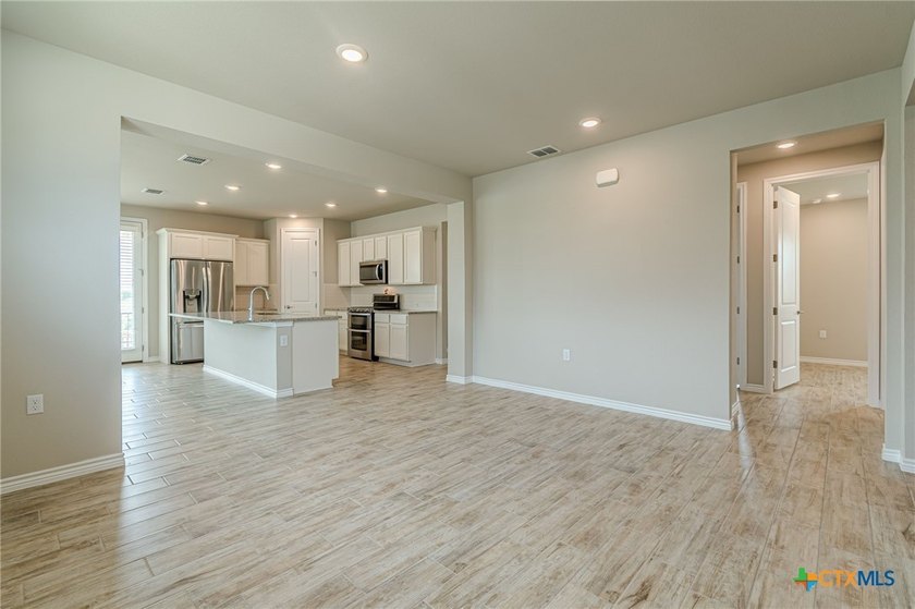 Incredible Ownership Opportunity - Charming Cottage with no rear - photo 8