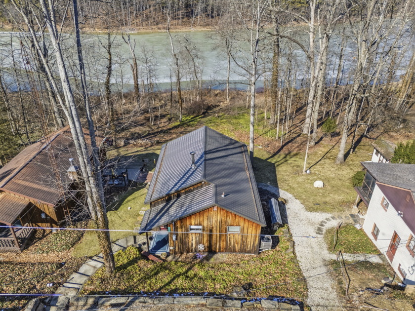 BEAUTIFUL LAKE FRONT HOME SOLD - photo 3